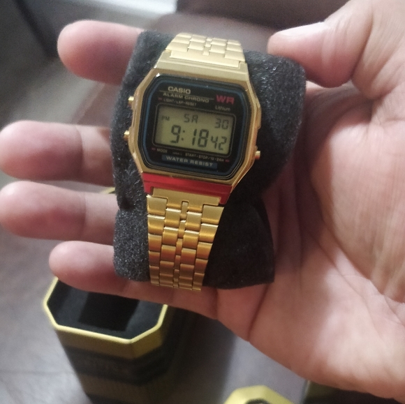BRAND NEW Casio Vintage Collection gold band watch - Picture 3 of 3